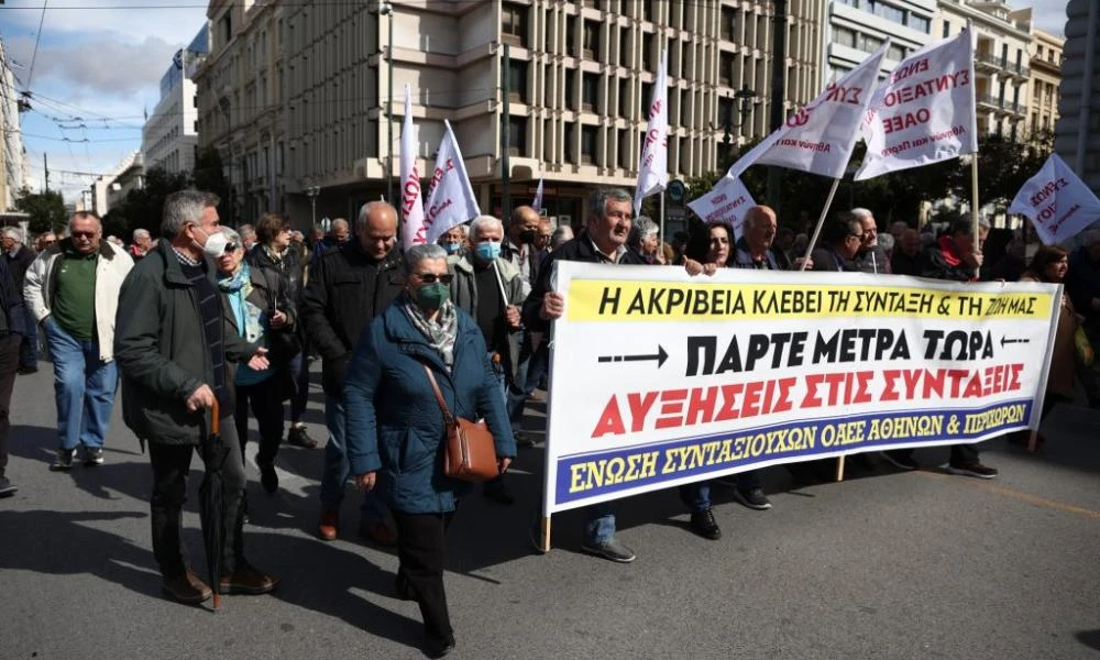  Σε εξέλιξη η πορεία συνταξιούχων στο κέντρο της Θεσσαλονίκης για τα προβλήματα στο ΕΣΥ (Βίντεο)